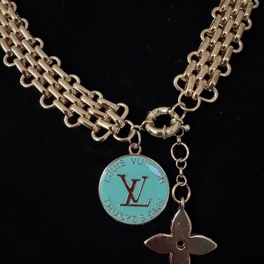 Louis Vuitton zipper pull on a gold tone Chain Necklace with toggle - Picture 4 of 7